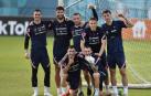 Ante Budimir, a la derecha de la imagen, junto a algunos de sus compañeros de la selección croata.