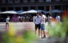 España se ha quitado la mascarilla (solo en exteriores) hace unas horas y la sensación general oscila entre el alivio y la euforia, pero los especialistas y la situación de otros países invitan más bien a la prudencia.