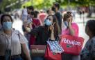 España se ha quitado la mascarilla (solo en exteriores) hace unas horas y la sensación general oscila entre el alivio y la euforia, pero los especialistas y la situación de otros países invitan más bien a la prudencia.