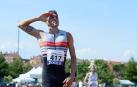 El atleta Sergio Fernández celebra su victoria en los 400 metros vallas en el Campeonato de España de Atletismo.
