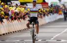 Alaphilippe remata el primer maillot amarillo en un estreno caótico