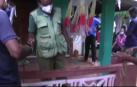 Una niña se encuentra con un cocodrilo de casi 3 metros al abrir la puerta de su casa en Sri Lanka