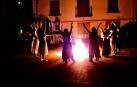 Representación de un akelarre el 23 de junio por el grupo de teatro Irati en la plaza del Mercado de Aoiz.