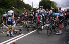 Imagen de la caída masiva en la primera etapa del Tour