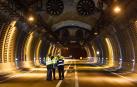 El consejero de Cohesión Territorial, Bernardo Ciriza, el director de Obras Públicas e Infraestructuras, Pedro López, y el jefe de la sección de Cartografía, Jorge Iribas, observan los ventiladores del túnel de Almandoz.