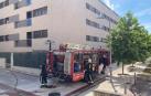 Bomberos trabajan para sofocar el incendio en el interior de la vivienda
