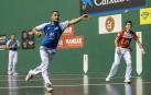 Oinatz Bengoetxea descuelga la pelota en presencia de Jokin Altuna durante el parejas.