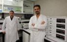 Xabier Aranguren y Manu Mazo, en uno de los laboratorios del CIMA. Se quitaron la mascarilla para tomar la fotografía
