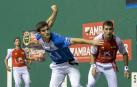 José Javier Zabaleta le suelta a la pelota en presencia de Urrutikoetxea y Albisu, ayer por la tarde en el frontón Labrit.