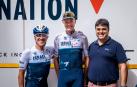Noa Ornon, máximo responsable del Israel, junto con Chris Froome y Óscar Guerrero, en el Tour