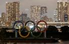 Los aros olímpicos en una plataforma sobre el agua en Tokio