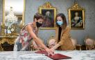 María Chivite y Ione Belarra durante el acto protocolario de la firma del convenio en el Palacio de Navarra