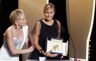La directora francesa Julia Ducournau recibe la Palma de Oro por su filme 'Titane'