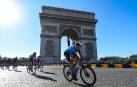 Imanol Erviti, ayer pasando por el Arco del Triunfo de París en la última etapa del Tour 2021
