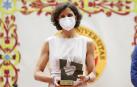 Sophie Muller, representante en España de ACNUR, posa con la estatua conmemorativa del premio