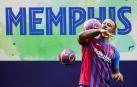 Memphis Depay realiza malabares durante su puesta de largo oficial como nuevo jugador culé