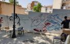 Varios grafiteros decoran una de las fachadas de la localidad madrileña de San Martín de Valdeiglesias.