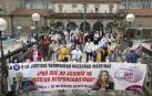 Activistas de la Plataforma de Víctimas Alvia 04155 marchan desde la estación de Santiago de Compostela para recordar a los fallecidos y afectados este sábado en el octavo aniversario del descarrilamiento del tren Alvia que causó 80 fallecidos y 152 heridos.