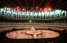 Fuegos artificiales en el Estadio Olímpico de Tokio, durante la ceremonia inaugural