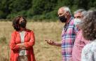 La consejera Gómez charla con Edorta Lezaun, en un momento de la visita a la finca de Zunbeltz