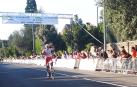 El catalán Marc Rubirola celebra el triunfo en la primera etapa de la Vuelta a Pamplona