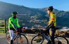 El navarro Jon Iriberri, a la izquierda, junto con Tom Dumoulin en Bilbao el pasado invierno.