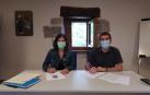 Berta Miranda, directora general de Transportes y Movilidad Sostenible, y David Oroz, Presidente de la Mancomunidad de Sakana, durante la firma del convenio