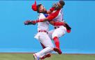 Dos jugadores dominicanos chocan durante su partido de béisbol