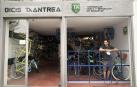 Javier Eguaras inauguró el 27 de julio Bicis Txantrea en la calle Mendigorría.