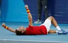 Pablo Carreño celebra el triunfo, tirado en el suelo, nada más lograr el tanto definitivo