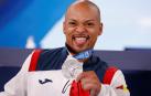 Rayderley Zapata muestra su medalla de plata en el podio