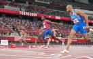 El italiano Lamont Marcell Jacobs cruza la meta para conseguir el oro