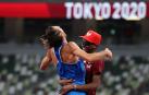 El italiano Gianmarco Tamberi y el catarí Essa Mutaz Barshim celebran su oro compartido en altura
