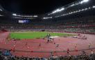 Los atletas de una serie de 800 metros toman la salida en el Estadio Olímpico de Tokio