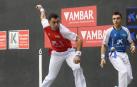 Erik Jaka golpea a una pelota en presencia de Peña II ayer por la tarde en Oñate.