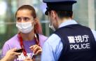 La velocista bielorrusa Krystsina Tsimanouskaya habla con varios agentes de policía en el aeropuerto de Tokio