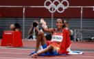 La holandesa Sifan Hassan of the Netherlands celebra con la bandera de su país el oro en 5.000