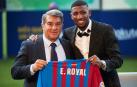 El presidente del FC Barcelona, Joan Laporta, junto a Emerson Royal durante la presentación del futbolista