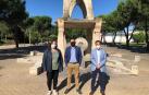 La concejala Pilar Orduña, el director general de Administración Local y Despoblación, Jesús María Rodríguez, y el alcalde de Peralta, Juan Carlos Castillo, en el parque de las Mujeres.