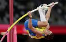 El sueco Armand Duplantis compite en la final de salto de pértiga masculino de atletismo durante los Juegos Olímpicos 2020