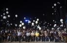 Miembros del Movimiento Patriotico Libre soltaron globos blancos al cielo para marcar el aniversario de la explosión