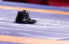 Las zapatillas de un luchador grecorromano esperan a su dueño sobe el tatami