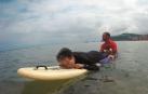 Marian Cano, tumbada sobre una tabla de surf, con un monitor de ‘MOOR Surf Eskola’, en Zarautz (Guipúzcoa), el pasado 3 de julio