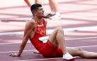 Asier Martínez se recupera sentado en la pista tras correr la final olímpica de los 110 m vallas