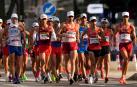 Dos de los marchadores españoles, Alvaro Martín y Miguel Ángel López, en un grupo con otros atletas en la prueba de 20 km marcha de Tokio 2020