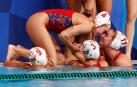 Las españolas Bea Ortiz (i) celebra la victoria del equipo con su compañera Maica García Godoy (d) al finalizar el partido de semifinales femenino de waterpolo entre España y Hungría