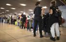 Pasajeros hacen cola para facturar en la Terminal T1 del Aeropuerto Adolfo Suárez Madrid-Barajas.
