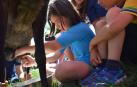 Una asistente participa en el taller de queso de la granja escuela Xuberoa.