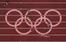 Imagen aérea de la final de 4x100 relevos con el emblema olímpico en la recta final