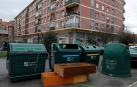 Muebles abandonados junto a un grupo de contenedores, este año en Pamplona